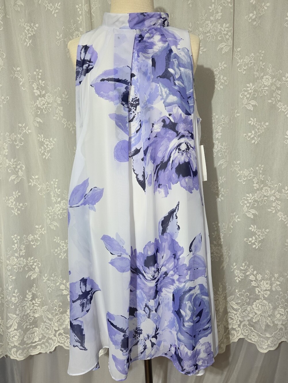 Robbie Bee - Flowy Chiffon Floral Sleeveless Trapeze Dress With Tie